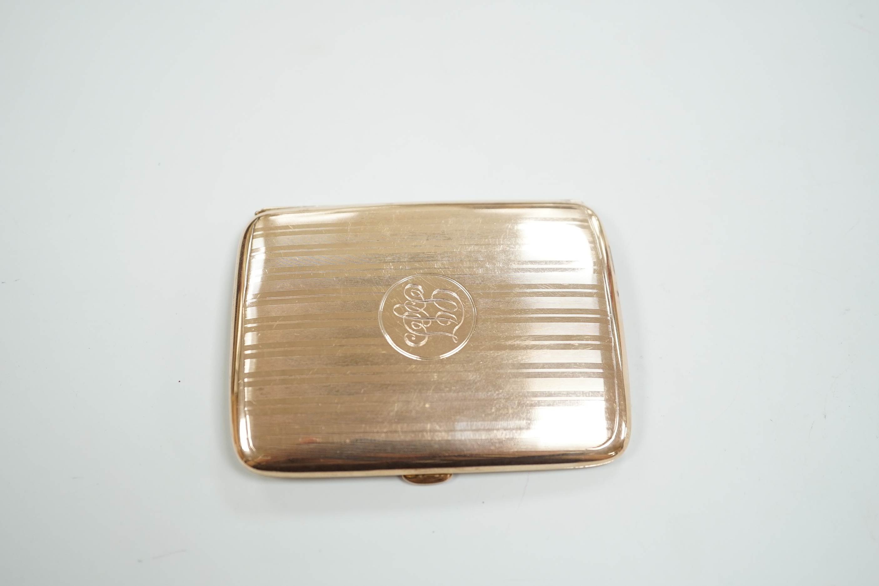 A George V 9ct gold cigarette case, 82mm